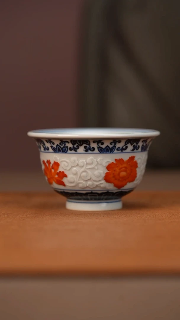 又见春风青花雕刻矾红花卉杯