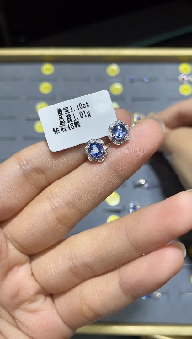 耳钉蓝宝石18K金镶嵌耳钉