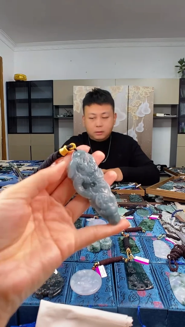 颈饰未镶嵌翡翠  多样性发其一