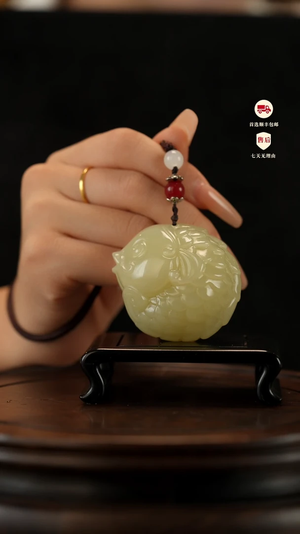 云南石竹叶青雕刻：年年有余手把件挂件
