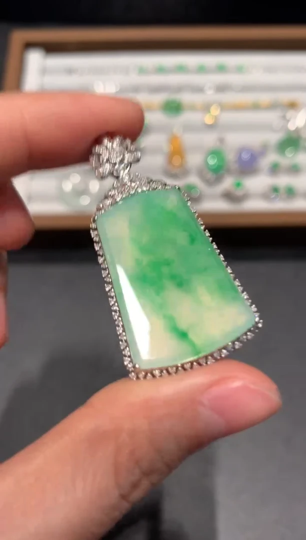 【闪购商品】翡翠吊坠(不含链)18K金镶嵌15800