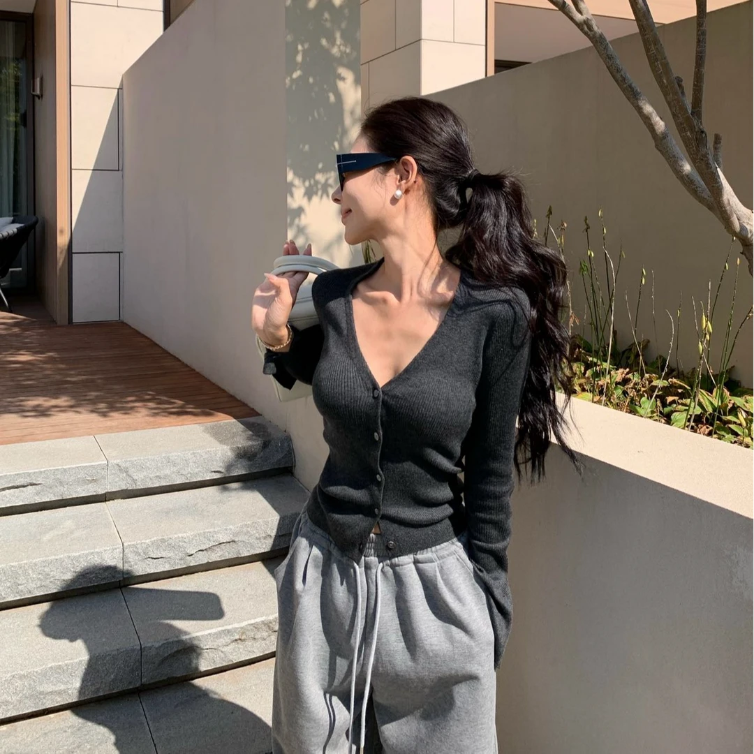 2025秋冬新款简约V领毛针织衫开衫外套女短款喇叭袖修身内搭上衣