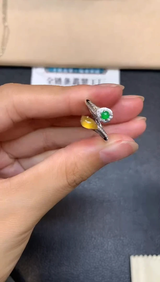 18K金镶嵌戒指翡翠随形【无服务费