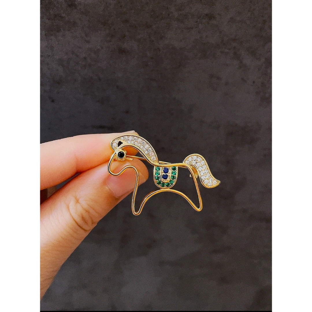 铜胸针 2026马年新款可爱萌趣小马胸针镂空本命年配饰别针礼物