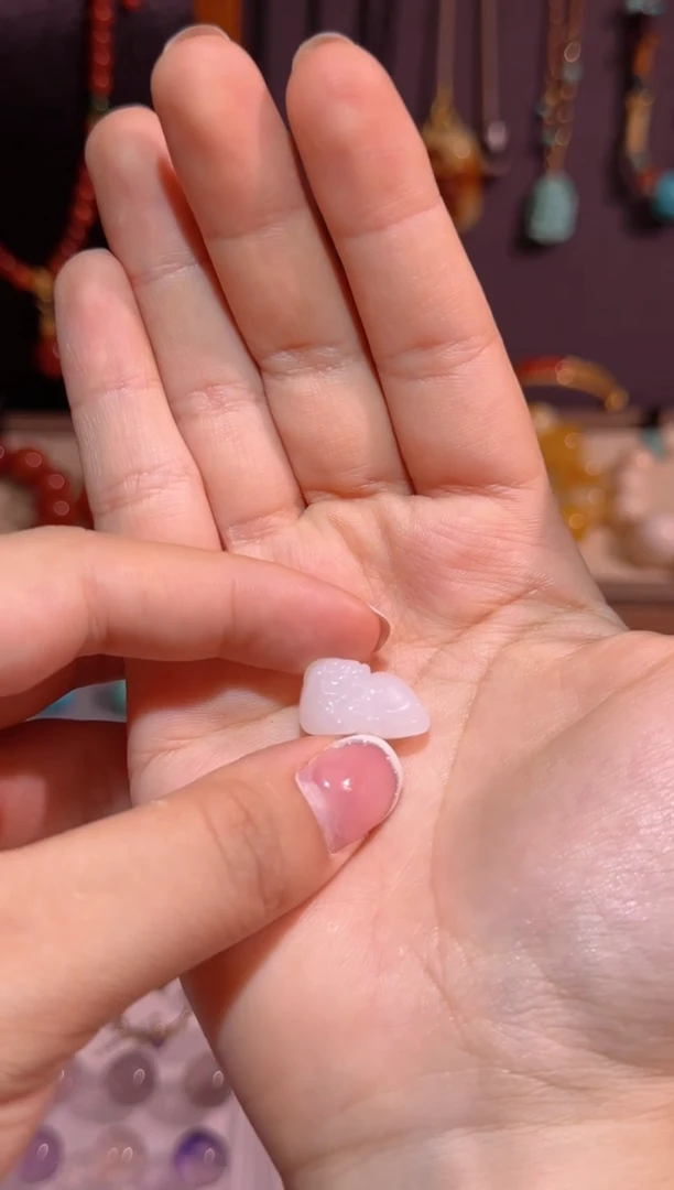 颈饰未镶嵌和田玉吊坠