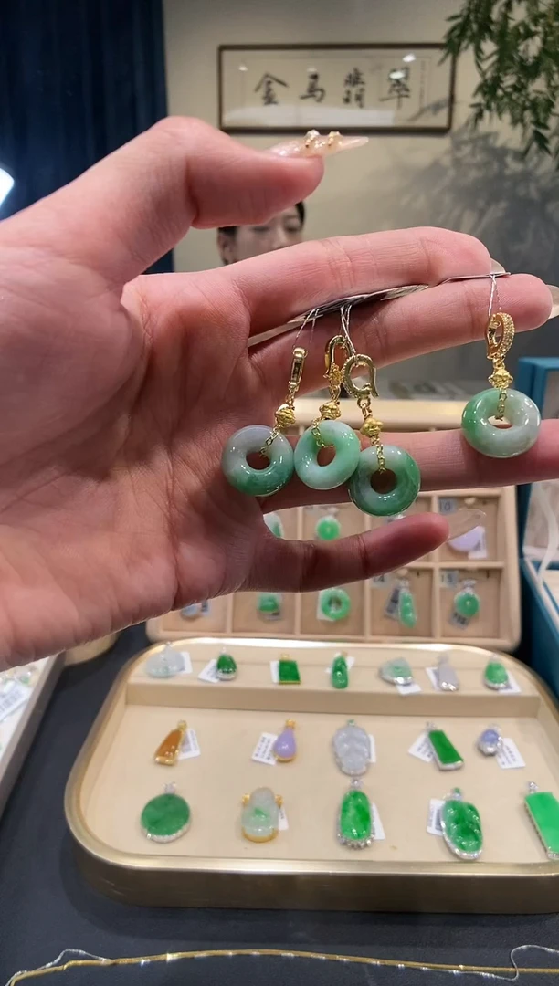 【闪购商品】翡翠吊坠(不含链)未镶嵌甜甜圈 多样性发其一