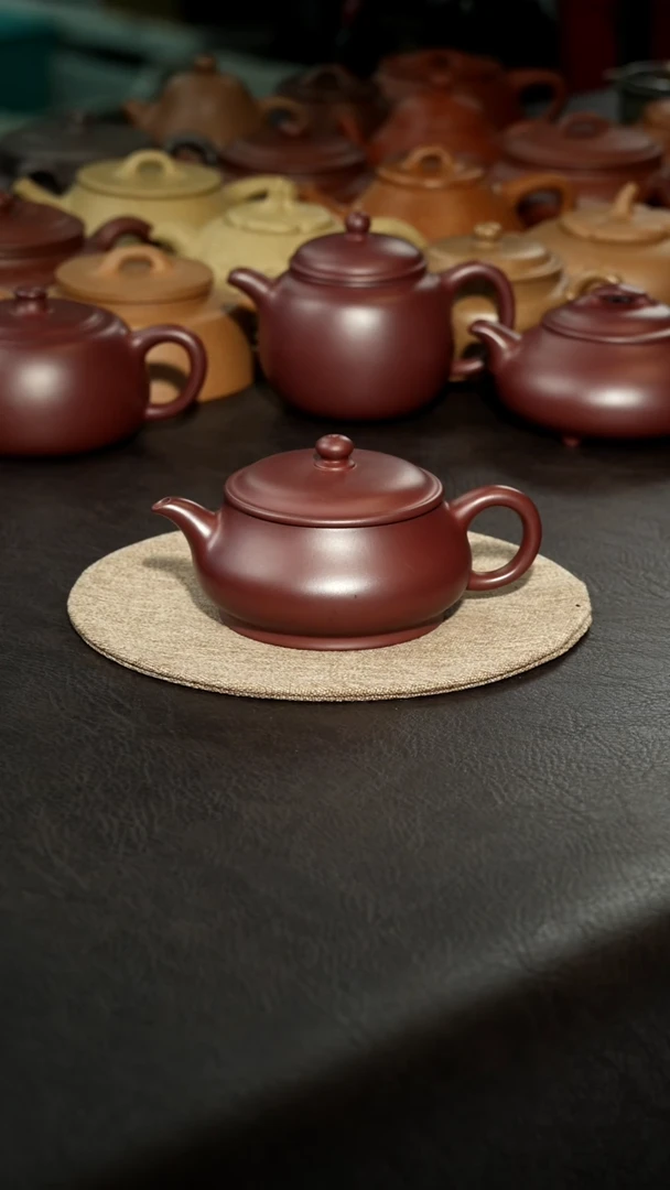 茶壶紫砂风**由明炉壶。龙血砂，汪达明全手工。180cc