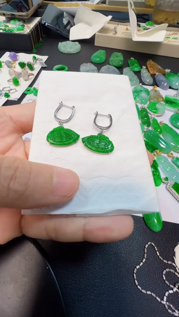 18K金镶嵌翡翠耳饰3800