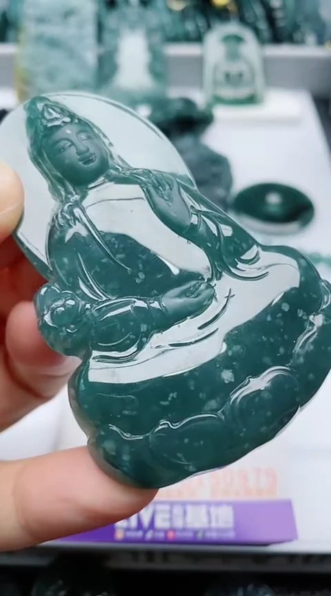 颈饰未镶嵌翡翠