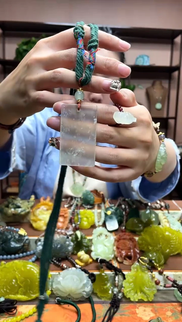 未镶嵌岫玉颈饰·