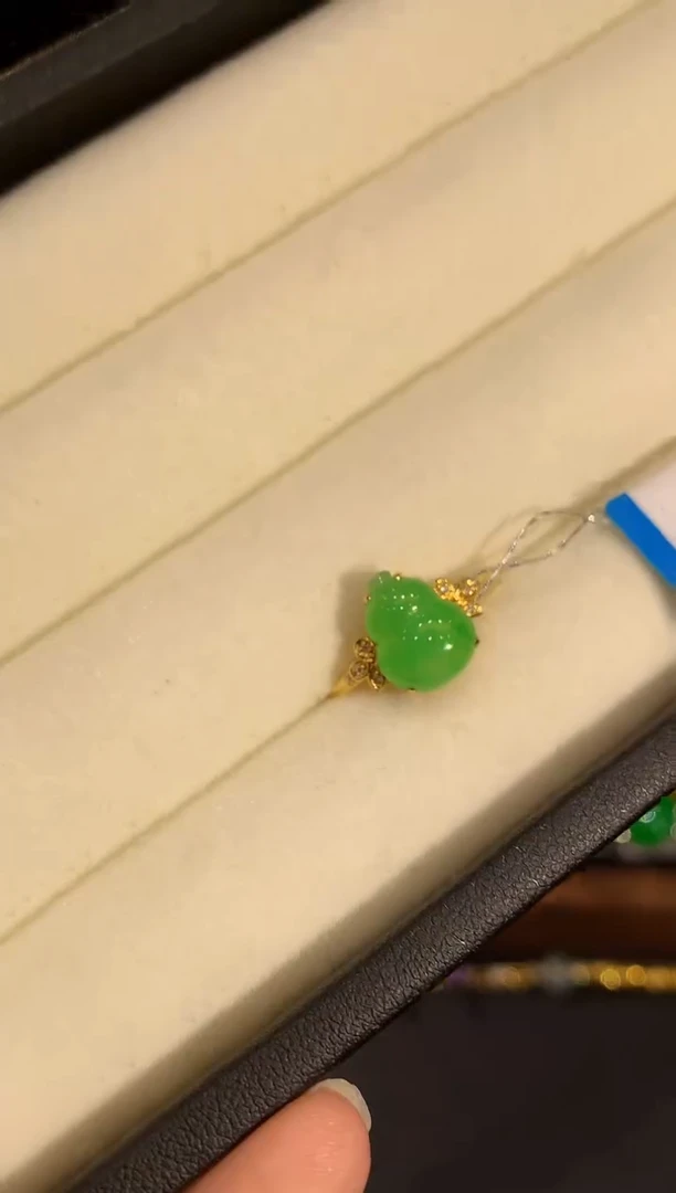 18K金镶嵌戒指翡翠多样性发其一