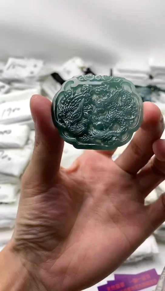 翡翠未镶嵌颈饰龙凤牌【品质一般介意慎拍】