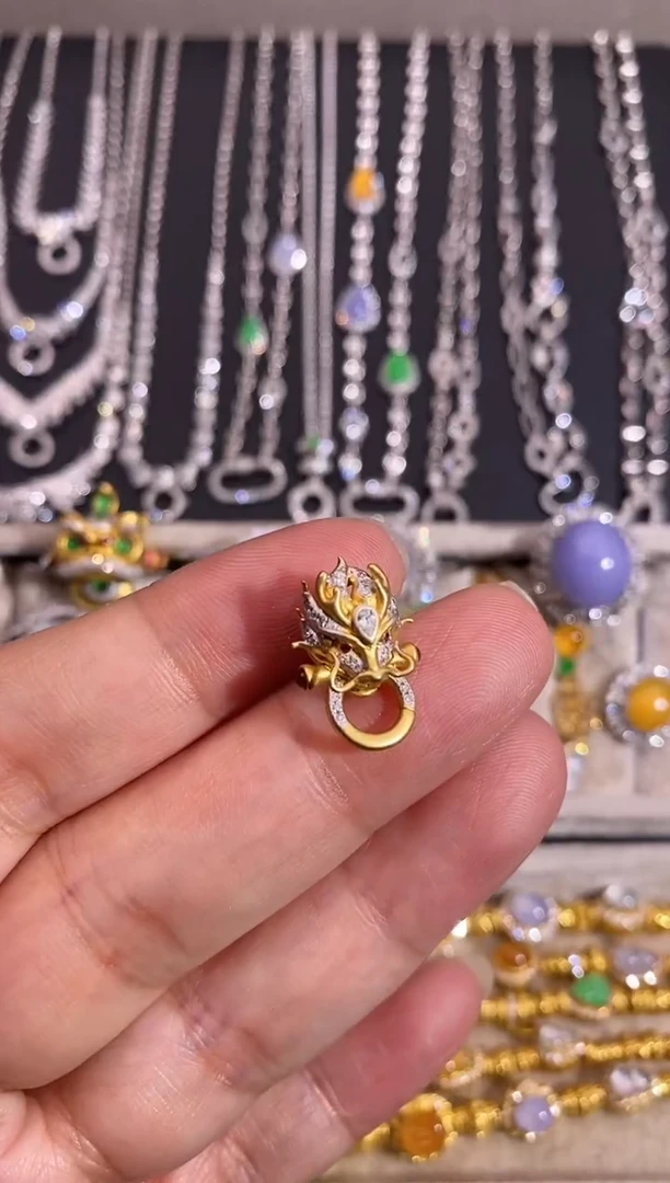 颈饰18K金镶嵌钻石扣头