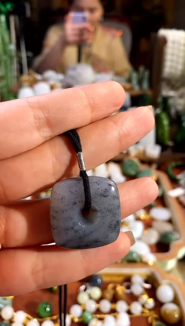 和田玉未镶嵌吊坠(赠链).