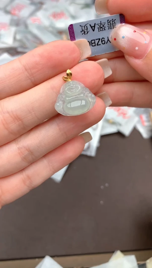18K金镶嵌挂件翡翠一