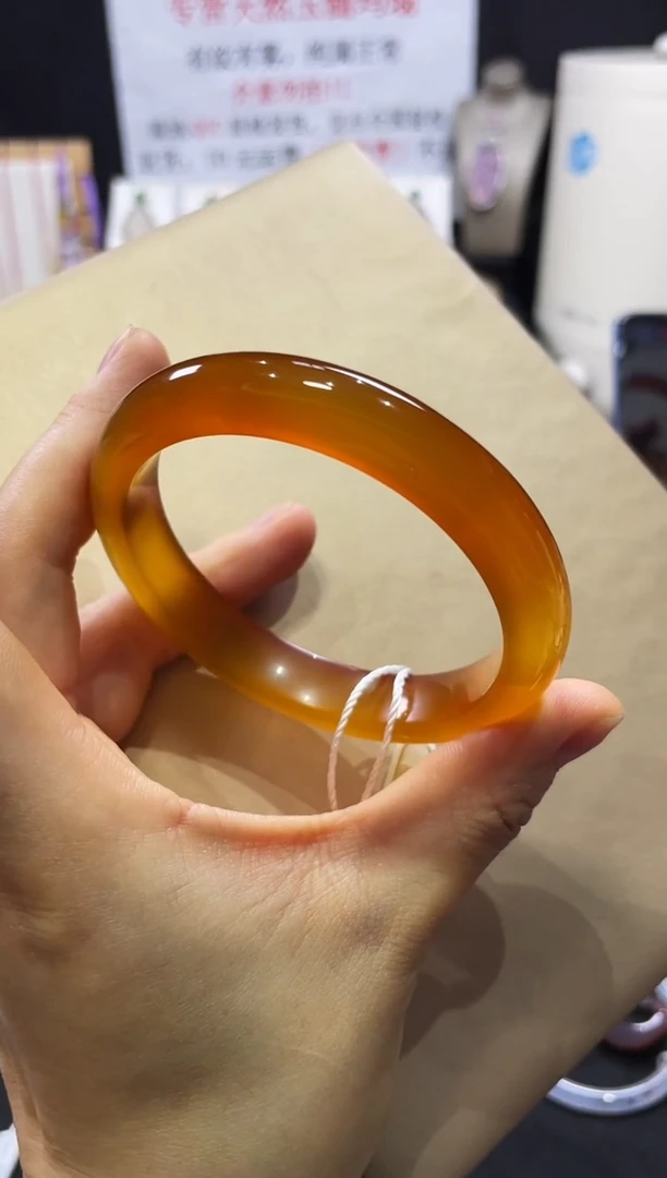 【闪购商品】玛瑙/玉髓手镯未镶嵌不同角度不同光线色不同