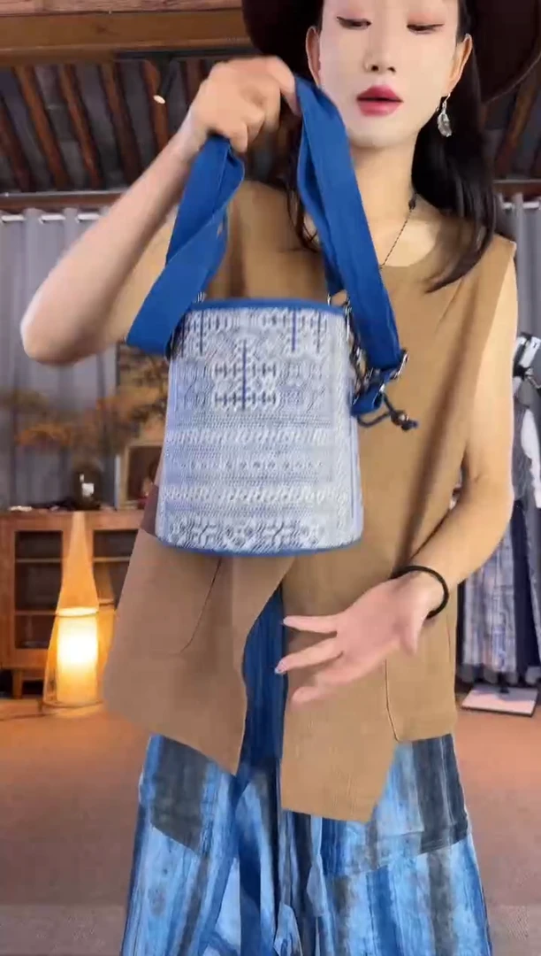 设计师款蓝白蜡染水桶包
