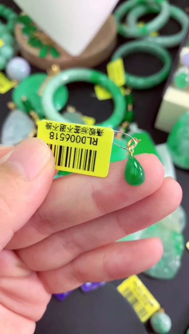 颈饰18K金镶嵌翡翠挂件