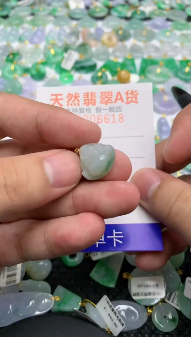 翡翠18K金镶嵌颈饰111111111111