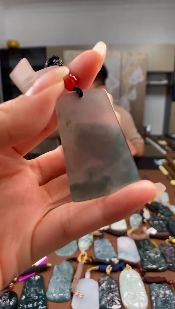 颈饰未镶嵌翡翠 多样性发其一