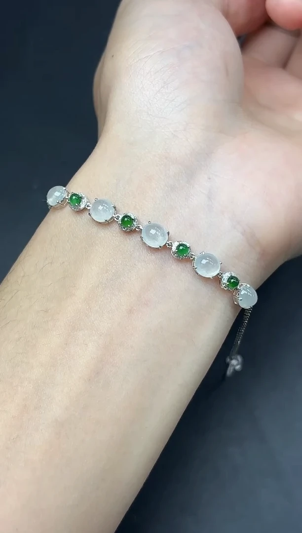 18K金镶嵌挂件翡翠蛋面手链