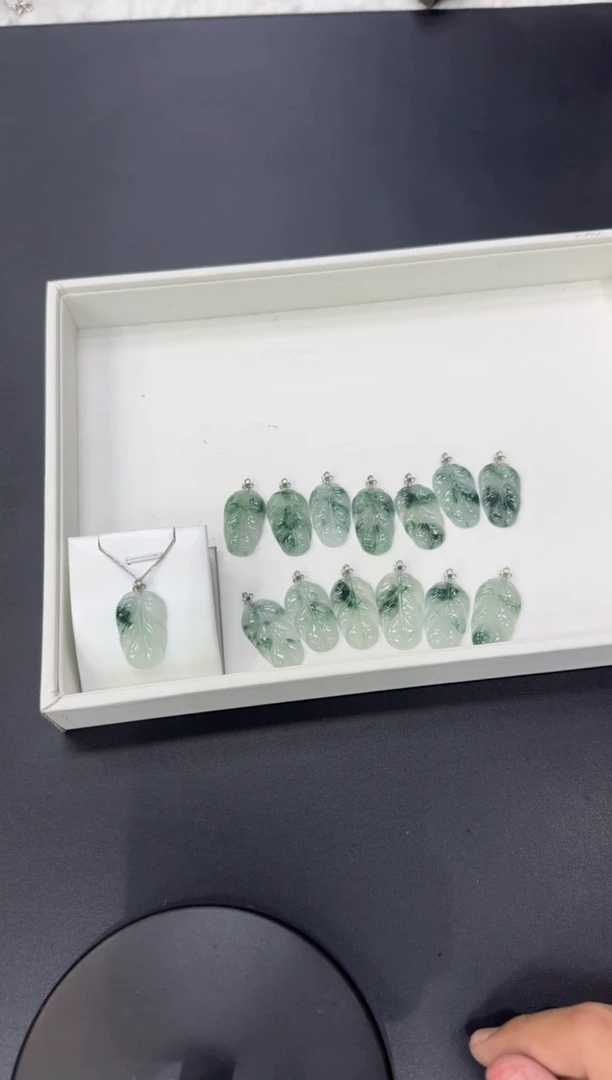 颈饰18K金镶嵌翡翠天然A货翡翠冰飘花叶子 多样性发一件