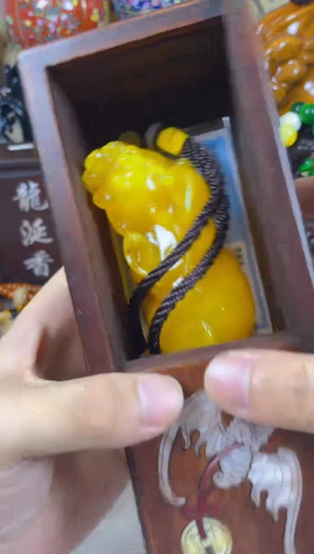琥珀吊坠(赠链)未镶嵌-------------蜜蜡貔貅