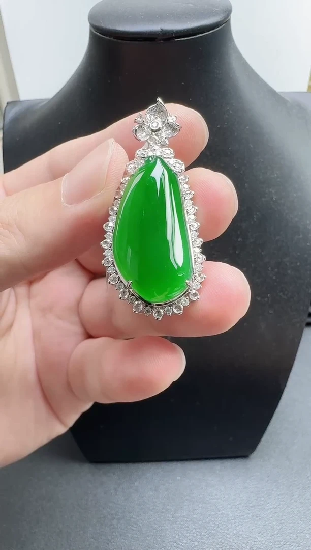 颈饰18K金镶嵌翡翠寄售回流，24小时鉴赏期