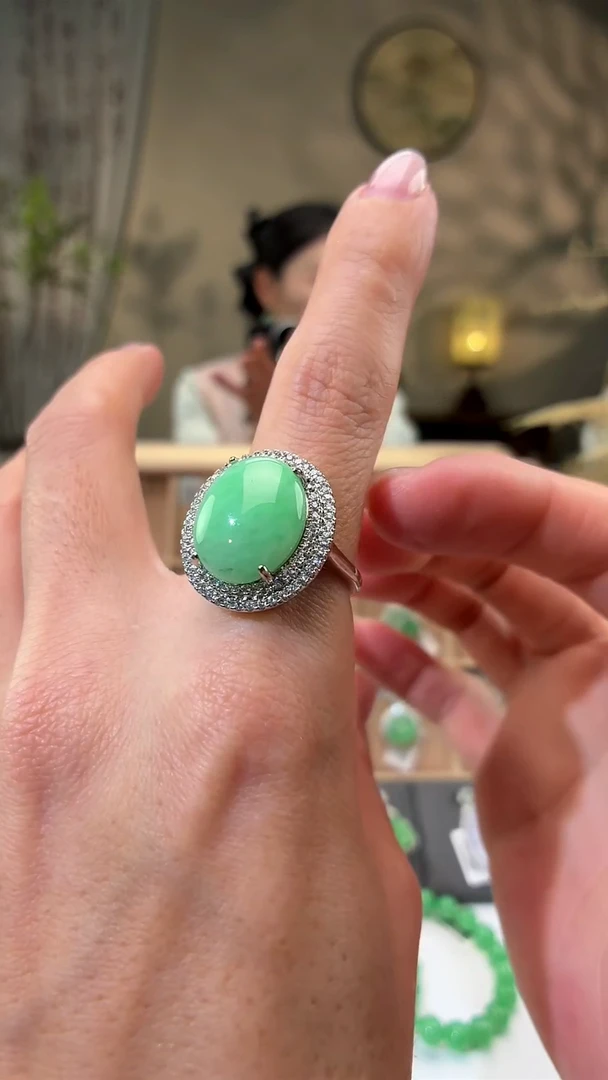 颈饰未镶嵌翡翠戒指