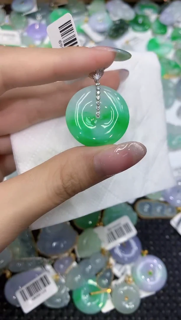 翡翠18K金镶嵌颈饰111111111111