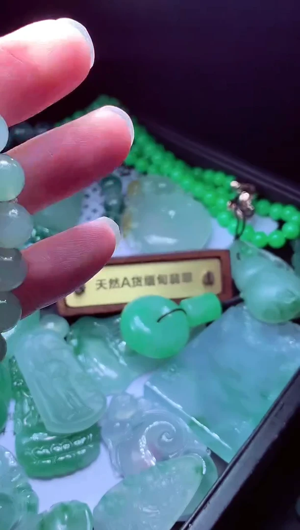 未镶嵌定制翡翠杨****?翡翠毛货定制