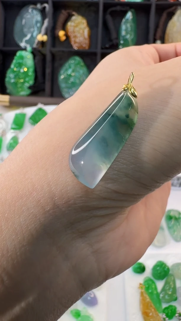 颈饰18K金镶嵌翡翠缅甸A货翡翠