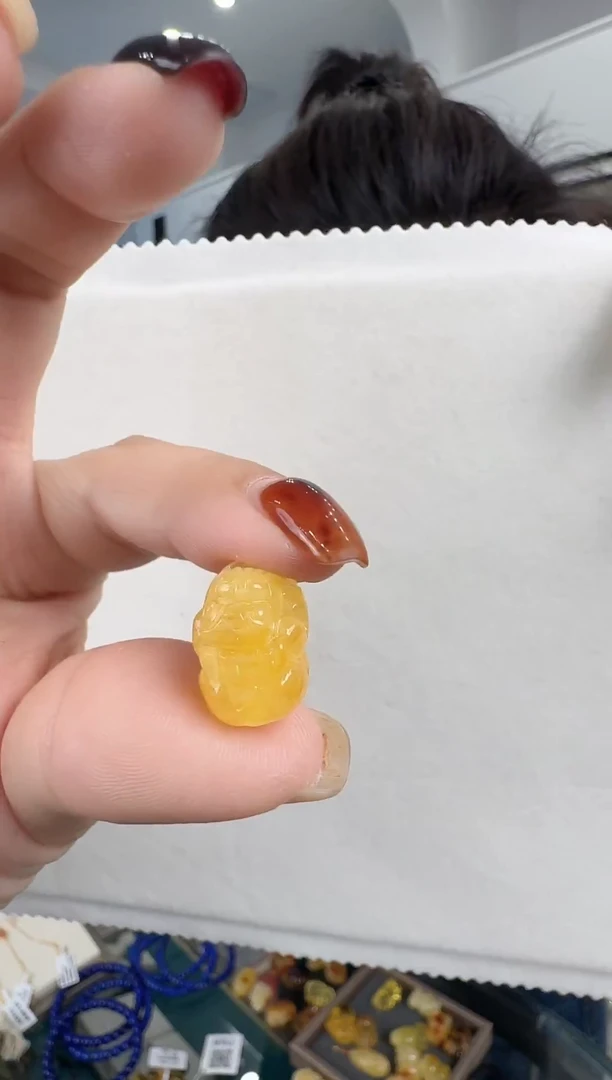 蜜蜡未镶嵌珠宝奇石精美的奇石