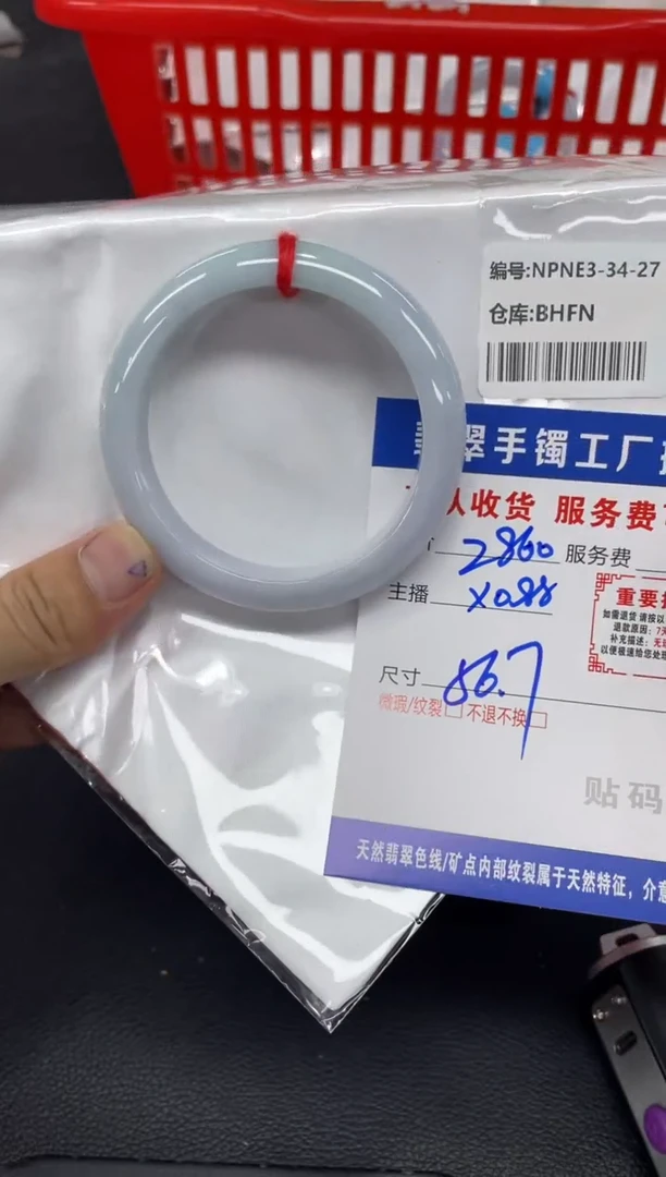 未镶嵌手镯翡翠小**?翡翠手镯