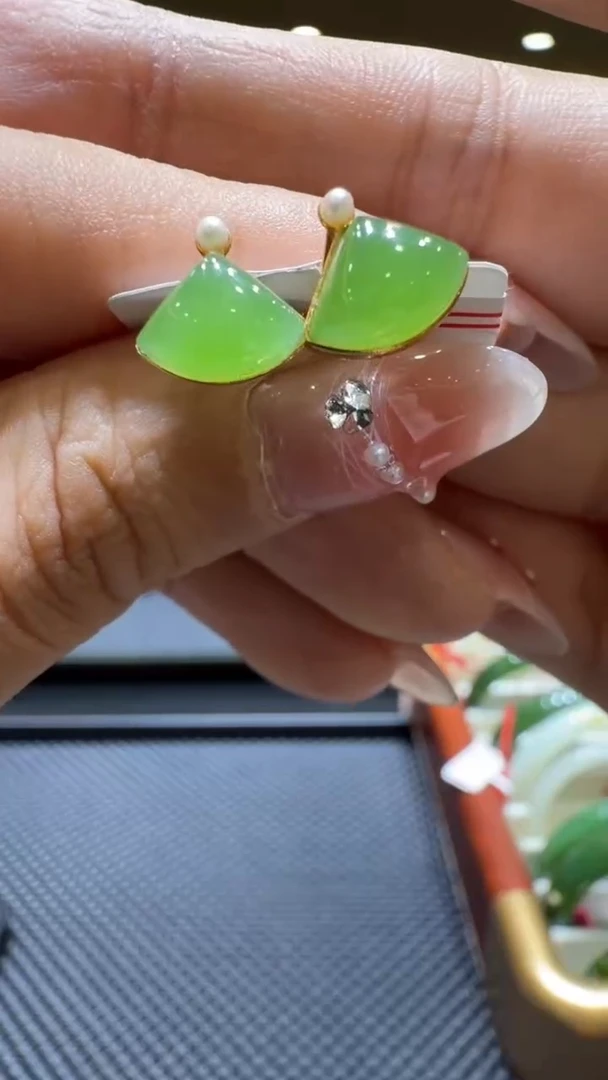 颈饰18K金镶嵌和田玉耳饰一对