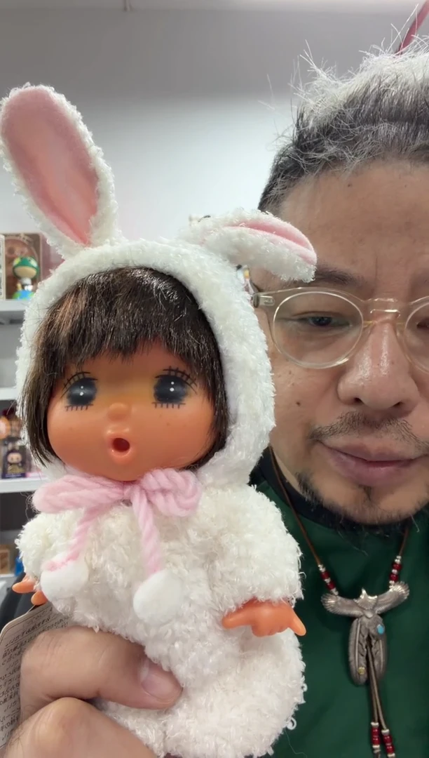 兔耳朵毛绒小娃一个