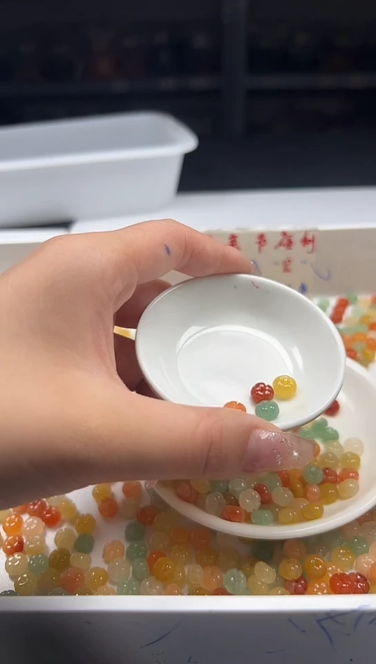 玛瑙/玉髓颈饰未镶嵌w875三彩金丝玉五瓣花8mm*10颗