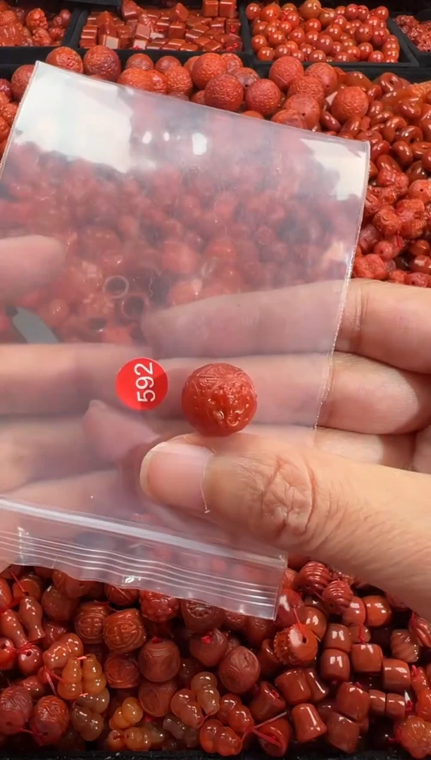 南红玛瑙未镶嵌颈饰1