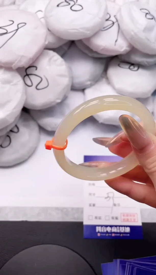 【闪购商品】石英质玉手镯未镶嵌7K163-57