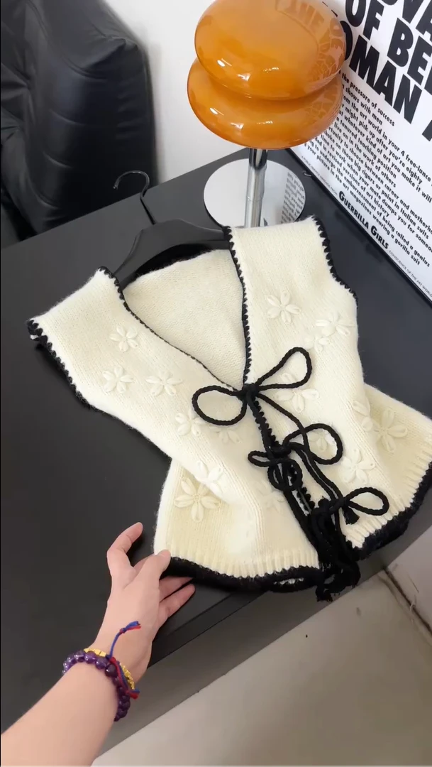 2025法式复古针织马甲背心女宽松叠穿小香风短款坎肩外穿花朵上衣