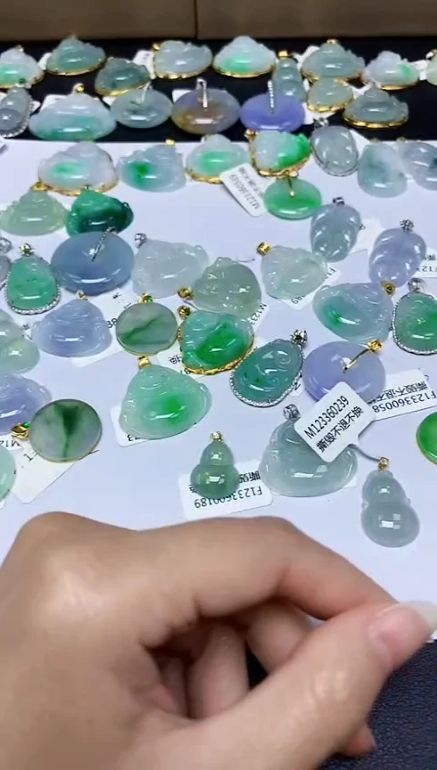 翡翠18K金镶嵌颈饰 天然翡翠A货