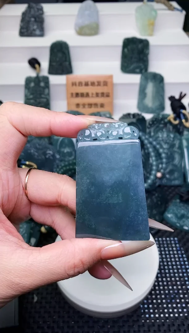 颈饰未镶嵌翡翠