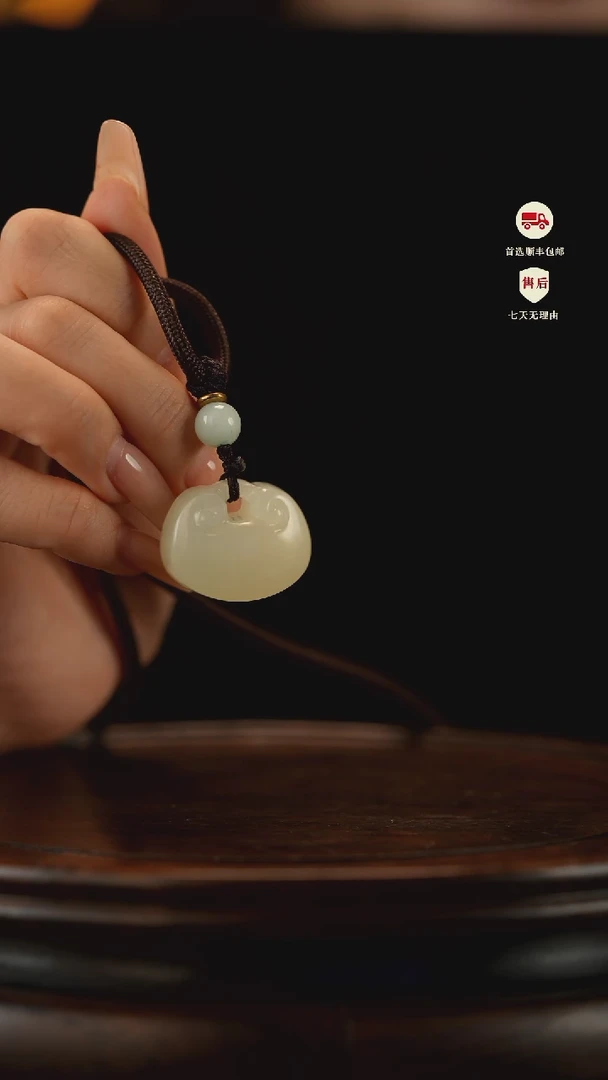 云南石竹叶青雕刻：如意吊坠