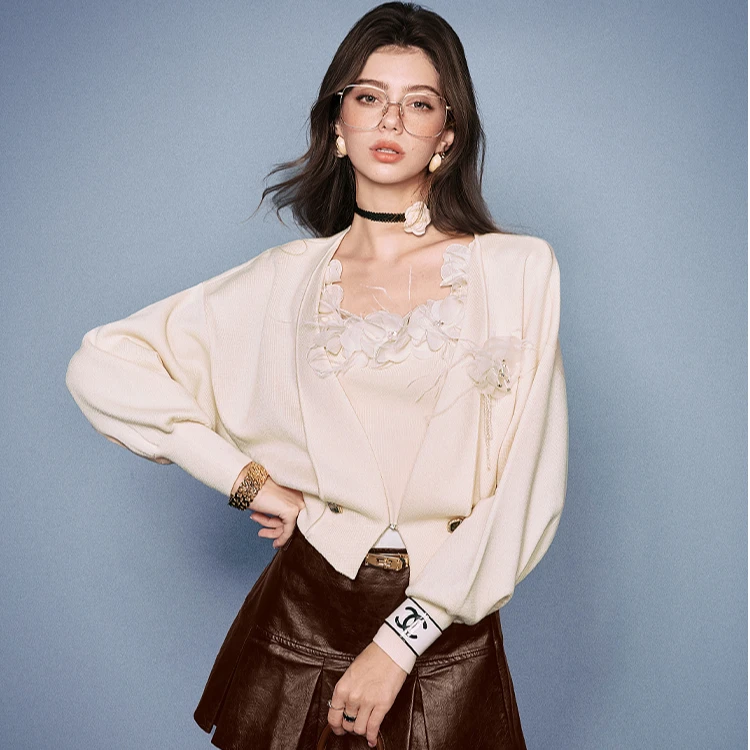 【若谷专属】CHICHY高级感白色毛针织别致花朵背心开衫CW0K007251