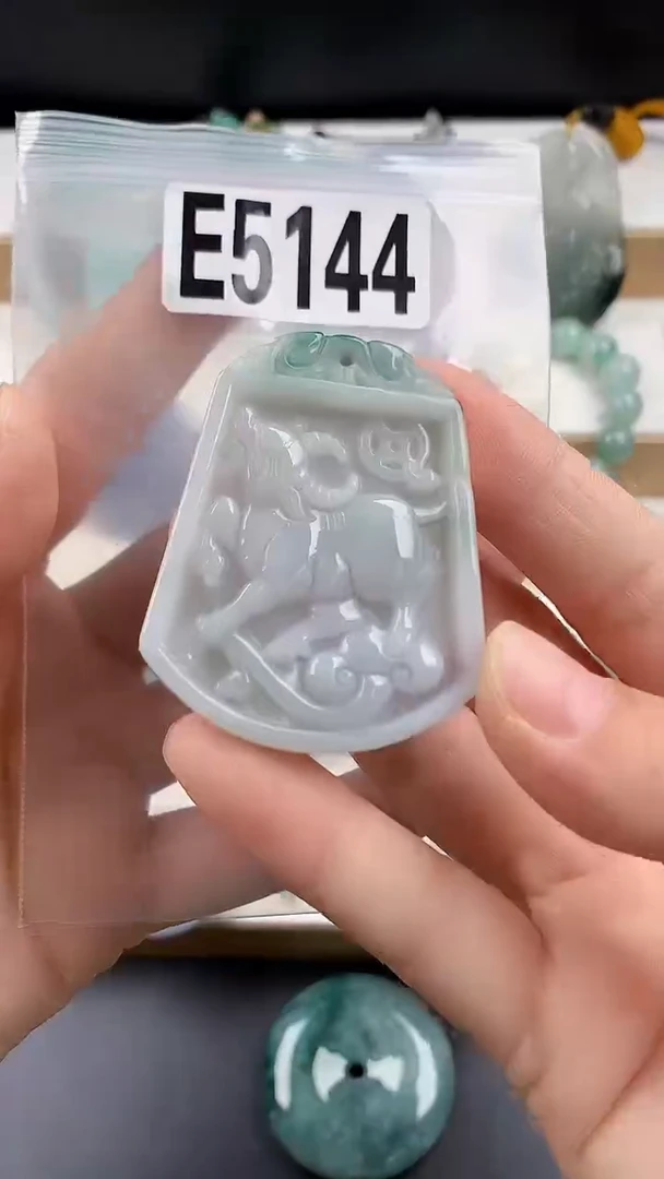 颈饰未镶嵌翡翠天然翡翠吊坠挂件