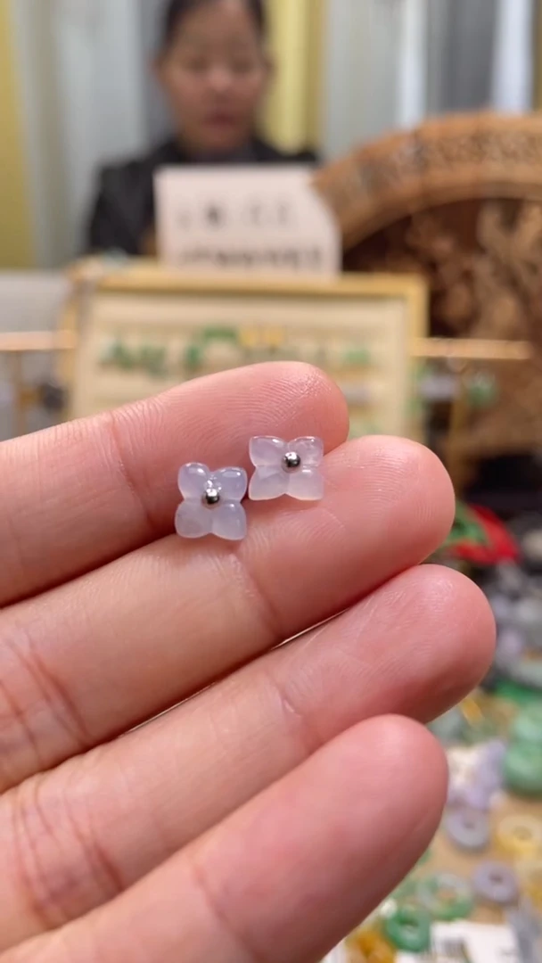 颈饰未镶嵌翡翠花一对耳钉