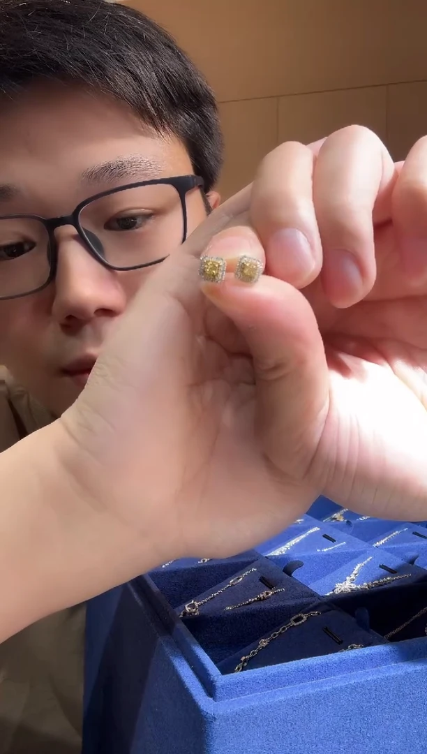 【闪购商品】钻石耳钉18K金镶嵌黄钻方型耳钉TG