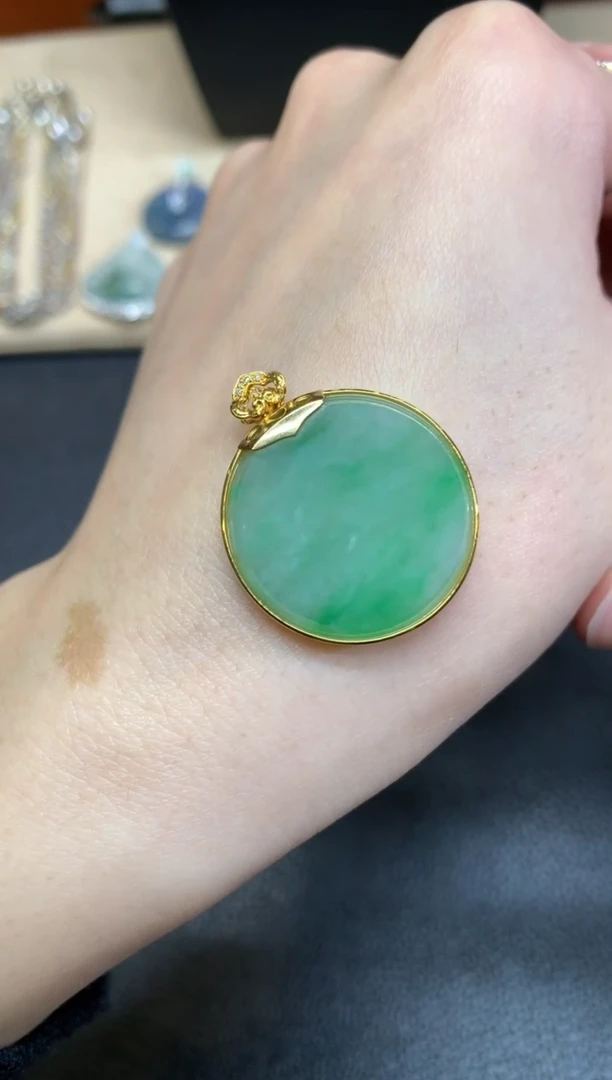 【闪购商品】翡翠颈饰18K金镶嵌无事牌【无服务费】