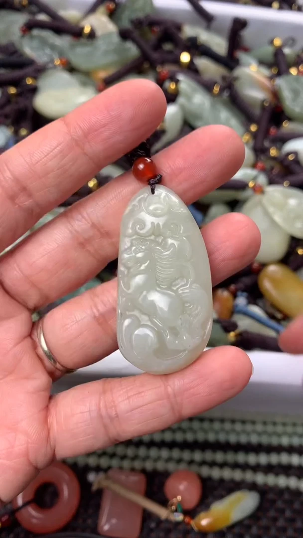 【闪购商品】和田玉颈饰未镶嵌多样性发货没有证书.拍一发一，有瑕