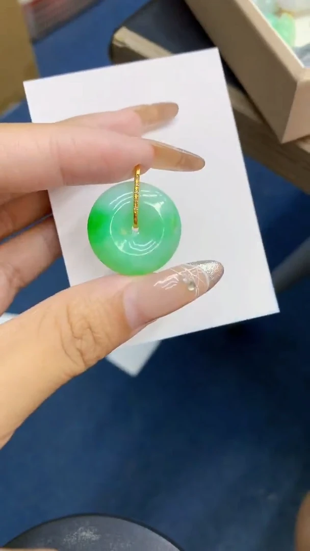 颈饰18K金镶嵌翡翠1